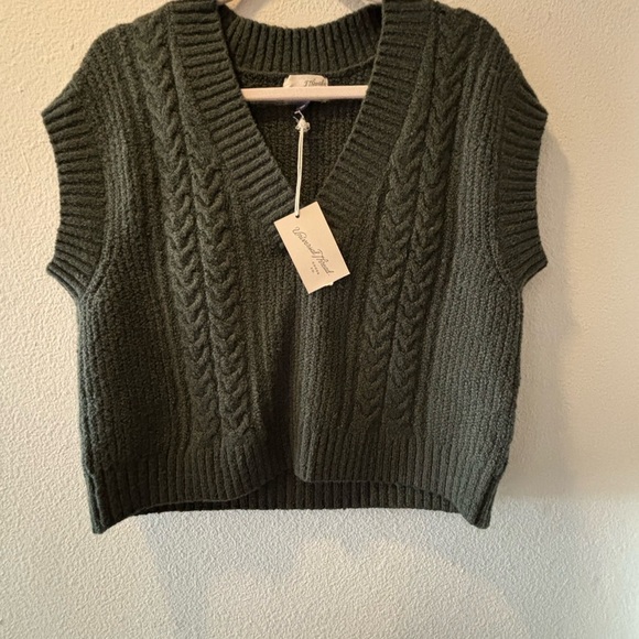 Universal Thread Green V-Neck Sweater - Picture 1 of 5